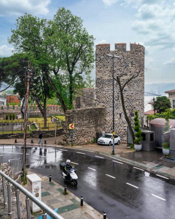 Téléchargez les photos : Istanbul, Turquie - 17 mai 2023 : Anadolu Hisari, ou château d'Anatolie, une forteresse ottomane médiévale du XIIIe siècle construite par le sultan Bayezid Ier, et située du côté anatolien du Bosphore à Beykoz - en image libre de droit