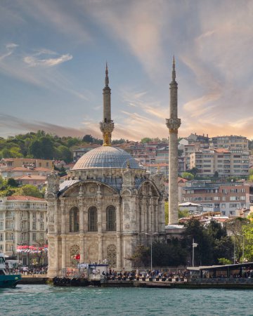 Istanbul, Türkei - 8. Mai 2023: Blick von der Bosporus-Straße auf die Ortakoy-Moschee oder Ortakoy Camii, alias Buyuk Mecidiye Camii, am Ufer des Ortakoy-Pier-Platzes