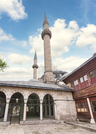 Die Atik Valide-Moschee aus dem 16. Jahrhundert nach Sonnenaufgang im Viertel Uskudar in Istanbul, Türkei. Das Foto fängt die Schönheit der Architektur der Moscheen mit ihren hohen Minaretten ein
