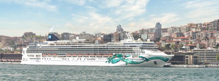 Téléchargez les photos : Norwegian Jade, énorme navire de croisière amarré au terminal de Galataport le long du Bosphore, dans le quartier Karakoy, Istanbul, Turquie - en image libre de droit