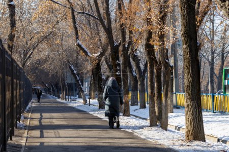 Téléchargez les photos : Almaty City Kazakhstan. 07 mars 2022. Les gens dans les rues d'Almaty - en image libre de droit
