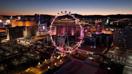 Téléchargez les photos : High Roller à Las Vegas au Nevada aux États-Unis. Paysage nocturne célèbre. Paysages de divertissement. High Roller à Las Vegas dans le Nevada États-Unis. - en image libre de droit