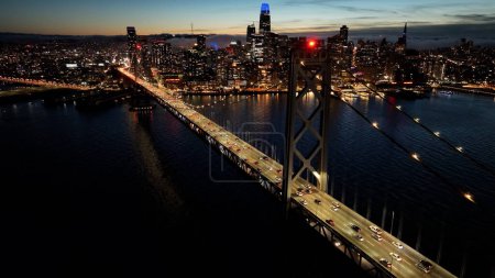 Sonnenuntergang Oakland Bay Bridge bei San Francisco in Kalifornien Vereinigte Staaten. Hochhausarchitektur. Tourismus Reisen. Sonnenuntergang Oakland Bay Bridge bei San Francisco in Kalifornien Vereinigte Staaten.