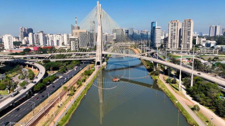 Foto de Puente de cable en el centro de Sao Paulo Brasil. Puente Cityscape. Carretera. Sao Paulo Brasil. Paisaje urbano. Puente de cable en el centro de Sao Paulo Brasil. - Imagen libre de derechos