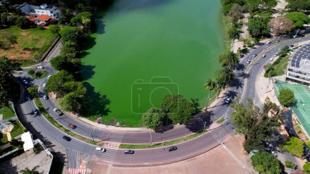 Téléchargez les photos : Vue aérienne du lac Pampulha et du stade du centre sportif près du parc d'attractions du centre-ville de Belo Horizonte Minas Gerais Brésil. Repère de la ville. - en image libre de droit
