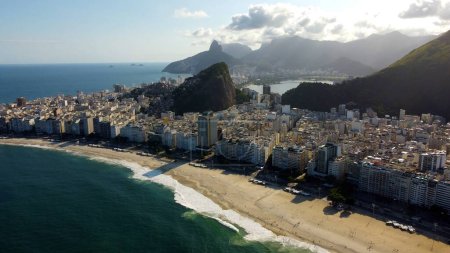 Foto de Paisaje aéreo de la playa de Copacabana en el centro de Río de Janeiro Brasil. Paisaje de playa tropical. postal de la ciudad costera. Destinos turísticos. - Imagen libre de derechos