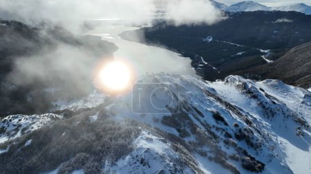 Sonnenaufgang See bei Ushuaia in Fin Del Mundo Argentinien. Schneeberge. Naturlandschaft. Fin Del Mundo Argentinien. Lake Background. Sonnenaufgang am See von Ushuaia in Fin Del Mundo Argentinien.