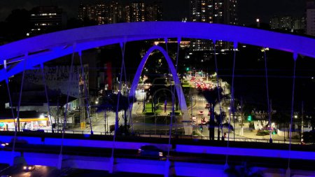 Téléchargez les photos : Pont suspendu à Osasco à Sao Paulo Brésil. Pont du centre-ville. Route de la circulation. Sao Paulo Brésil. Paysage de la vie urbaine. Pont suspendu à Osasco à Sao Paulo Brésil. - en image libre de droit