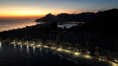 Sunset Beach à Copacabana Beach à Rio De Janeiro Brésil. Coucher de soleil crépuscule Skyline. Paysages touristiques. Plage de Copacabana à Rio De Janeiro Brésil. Sunset Evening Skyline. Coucher de soleil Skyline.