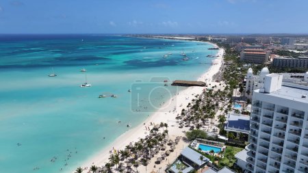 Hochhaus-Hotels am Palmstrand in Oranjestad auf Aruba. Strandlandschaft. Karibisches Paradies. Palmenstrand auf Oranjestad Aruba. Seascape Outdoor. Naturtourismus.