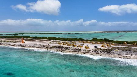 Foto de Red Slave Huts At Kralendijk In Bonaire Netherlands Antilles (en inglés). Island Beach. Paisaje marino azul. Kralendijk At Bonaire Netherlands Antilles (en inglés). Información turística. Naturaleza Paisaje marino. - Imagen libre de derechos