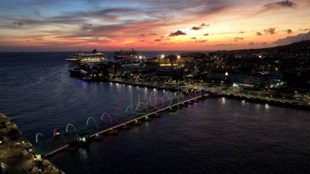 Curacao Skyline bei Otrobanda in Willemstad Curacao. Sonnenuntergang. Sunset Sky Downtown. Otrobanda bei Willemstad Curacao. Wahrzeichen der Schwebebrücke. Skyline von Gebäuden.