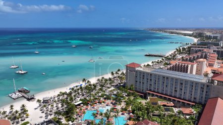 Hochhaus-Hotels am Palmstrand in Oranjestad auf Aruba. Strandlandschaft. Karibisches Paradies. Palmenstrand auf Oranjestad Aruba. Seascape Outdoor. Naturtourismus.