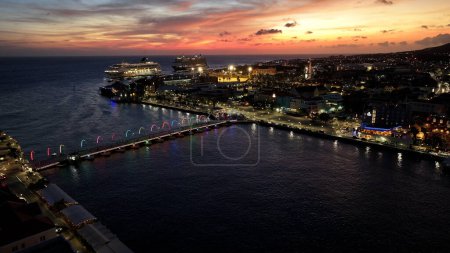 Curacao Skyline bei Otrobanda in Willemstad Curacao. Sonnenuntergang. Sunset Sky Downtown. Otrobanda bei Willemstad Curacao. Wahrzeichen der Schwebebrücke. Skyline von Gebäuden.