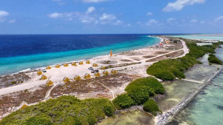 Rote Sklavenhütten in Kralendijk auf Bonaire Niederländische Antillen Island Beach. Blaue Meereslandschaft. Kralendijk Auf Bonaire Niederländische Antillen. Hintergrund Tourismus. Natur-Seelandschaft.