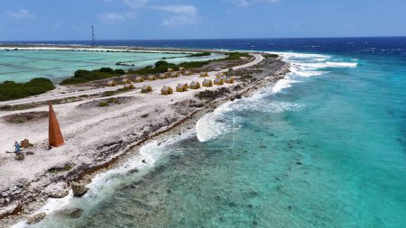 Rote Sklavenhütten in Kralendijk auf Bonaire Niederländische Antillen Island Beach. Blaue Meereslandschaft. Kralendijk Auf Bonaire Niederländische Antillen. Hintergrund Tourismus. Natur-Seelandschaft.