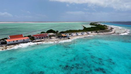 Alte Sklavenhütten in Kralendijk auf Bonaire Niederländische Antillen Island Beach. Blaue Meereslandschaft. Kralendijk Auf Bonaire Niederländische Antillen. Hintergrund Tourismus. Natur-Seelandschaft.