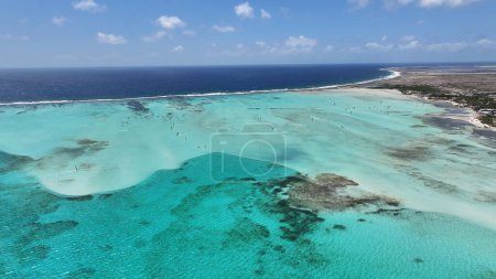 Sorobon Strand bei Kralendijk Auf Bonaire Niederländische Antillen Island Beach. Blaue Meereslandschaft. Kralendijk Auf Bonaire Niederländische Antillen. Hintergrund Tourismus. Natur-Seelandschaft.