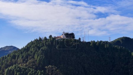 Virgen De Guadalupe Heiligtum in Bogota in Cundinamarca Kolumbien. Religiöser Hintergrund. Sanctuary Landscape. Bogota Bei Cundinamarca Kolumbien. Basilika Kirche Luftaufnahme. Guadalupe Virgen.