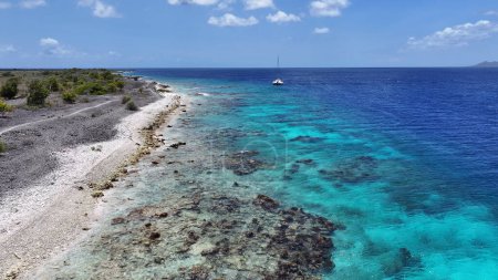 Klein Bonaire Strand bei Kralendijk Auf Bonaire Niederländische Antillen Island Beach. Blaue Meereslandschaft. Kralendijk Auf Bonaire Niederländische Antillen. Hintergrund Tourismus. Natur-Seelandschaft.