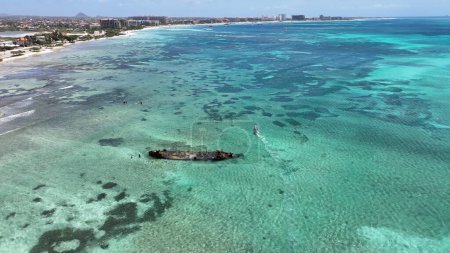 Schiffbruch am Noord in Oranjestad auf Aruba. Karibikstrand. Blaues Meer Hintergrund. Noord auf Oranjestad Aruba. Tourismuslandschaft. Natur-Seelandschaft.