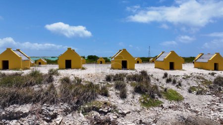 Foto de Red Slave Huts At Kralendijk In Bonaire Netherlands Antilles (en inglés). Island Beach. Paisaje marino azul. Kralendijk At Bonaire Netherlands Antilles (en inglés). Información turística. Naturaleza Paisaje marino. - Imagen libre de derechos