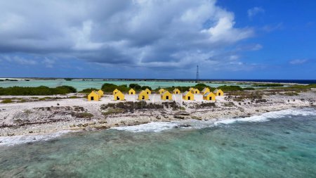 Foto de Red Slave Huts At Kralendijk In Bonaire Netherlands Antilles (en inglés). Paisaje de playa. Isla del Caribe. Kralendijk At Bonaire Netherlands Antilles (en inglés). Seascape Outdoor. Turismo de Naturaleza. - Imagen libre de derechos