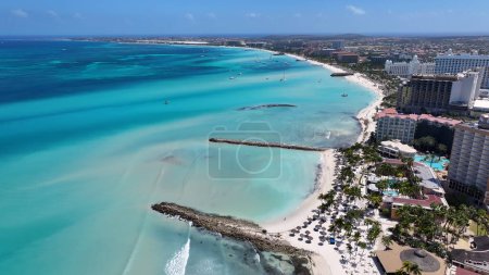 Palm Beach à Oranjestad dans les Caraïbes Pays-Bas Aruba. Caribbean Beach. Blue Sea Background. Oranjestad Aux Caraïbes Pays-Bas Aruba. Paysage touristique. Nature Paysage marin.