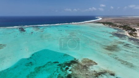 Karibik-Insel Kralendijk auf Bonaire Niederländische Antillen Island Beach. Blaue Meereslandschaft. Kralendijk Auf Bonaire Niederländische Antillen. Hintergrund Tourismus. Natur-Seelandschaft.