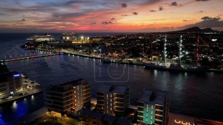 Curaçao Skyline à Punda à Willemstad Curaçao. Paysage urbain Skyline. Coucher de soleil Centre-ville. Punda à Willemstad Curaçao. Repère du pont flottant. Bâtiments lumineux.