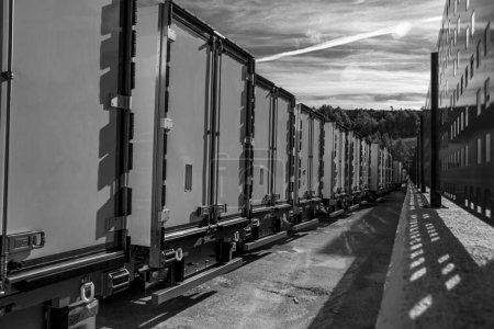 Foto de Estacionamiento de caravanas, industria del transporte en España. - Imagen libre de derechos