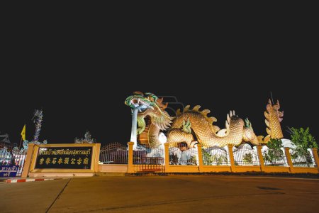 Téléchargez les photos : Suphan Buri, Thaïlande - 10 décembre 2022 : Scène nighe du parc du dragon céleste et du sanctuaire du pilier de la ville, province de Suphan Buri, Thaïlande. (Traduction : pilier de la ville de Suphan Buri) - en image libre de droit