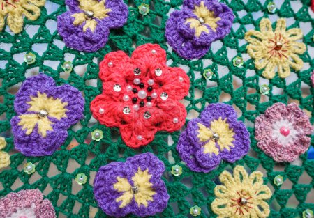 Foto de Crochet decoración de flores al aire libre. - Imagen libre de derechos
