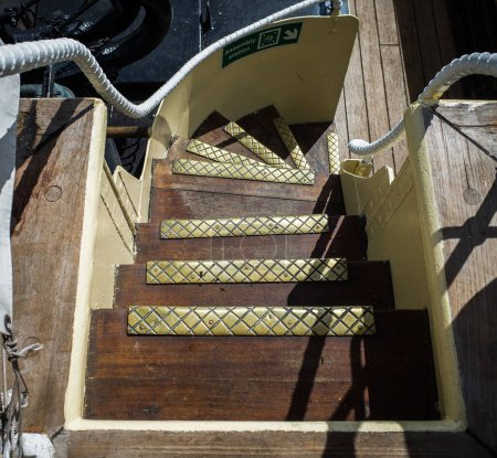 Foto de Vieja escalera de madera y latón a bordo de un barco de época - Imagen libre de derechos