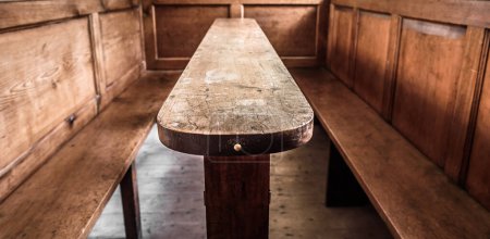 Foto de Un antiguo banco de la iglesia con mesa para las clases de la escuela dominical. - Imagen libre de derechos