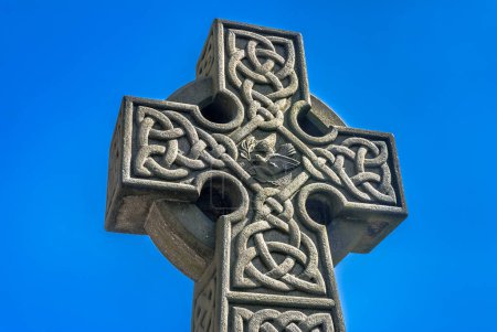 Foto de Cruz de piedra celta en los terrenos de la iglesia de Santa María, Todmorden, Reino Unido. - Imagen libre de derechos
