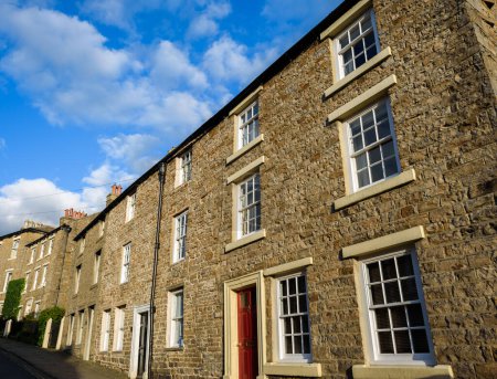 Foto de Casas de piedra en Main Street, Askrigg, Wensleydale, Yorkshire Dales, Inglaterra, Reino Unido. - Imagen libre de derechos