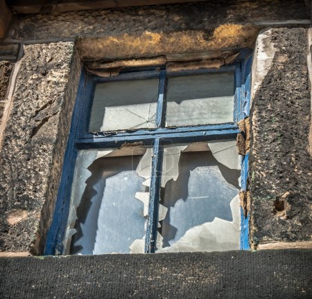 Téléchargez les photos : Maison de pierre abandonnée détail fenêtre cassée. - en image libre de droit