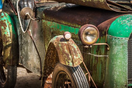 Foto de Un viejo coche antiguo oxidado en necesidad de renovación. - Imagen libre de derechos