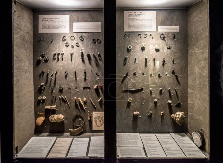 Foto de Varios artefactos romanos excavados alrededor del Peak District, Reino Unido en exhibición en el museo Buxton. - Imagen libre de derechos