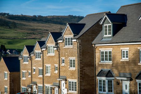 Casas modernas y asequibles construidas con piedra Peak District en Buxton, Inglaterra.