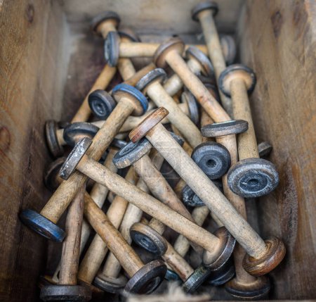 Foto de Una caja de bobinas de madera antiguas en venta. - Imagen libre de derechos