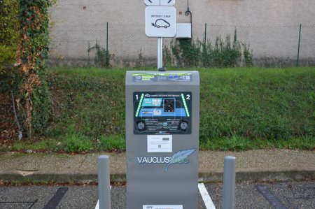 Foto de Estación de carga pública de coches eléctricos en Saint Christol, Francia - Imagen libre de derechos