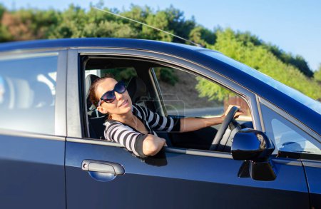 Téléchargez les photos : Belle jeune femme conduisant une voiture. Belle brune dans la voiture. - en image libre de droit