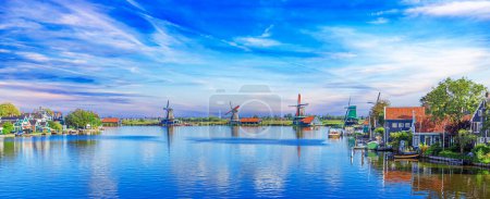 Téléchargez les photos : Zaandijk, Pays-Bas. Panorama des maisons traditionnelles néerlandaises sur la rivière Zaan à Zaandijk, Pays-Bas. - en image libre de droit