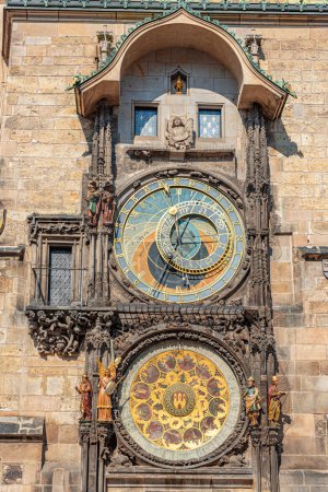 Foto de Fragmento de reloj astronómico en la plaza Staromestska, Praga, República Checa. Praga, República Checa - vista del reloj cuadrado y astronómico. - Imagen libre de derechos
