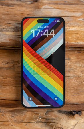 Téléchargez les photos : Uzhgorod, Ukraine - Mai 05, 2023 : Nouveau Apple iPhone 14 Pro Max espace noir sur un fond en bois. - en image libre de droit