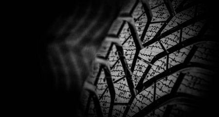 Foto de Huella de neumáticos de invierno. Pisada de neumáticos de coche de cerca. Captura de estudio. - Imagen libre de derechos