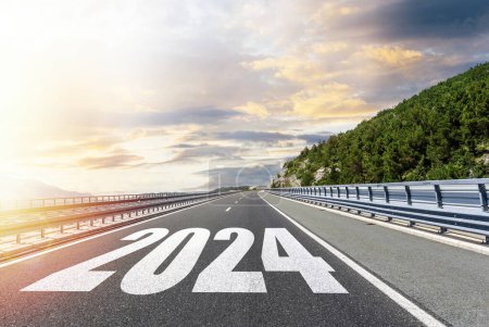 Vacío asfalto carretera y el concepto de año nuevo 2024. ¿Qué traerá el próximo año 2024?.