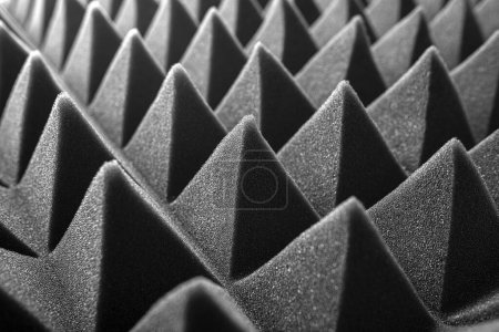 Téléchargez les photos : Pyramides noires comme fond abstrait. Mousse acoustique. - en image libre de droit